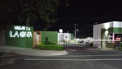 een parkeerplaats met een benzinestation 's nachts bij Joseline House in San Miguel