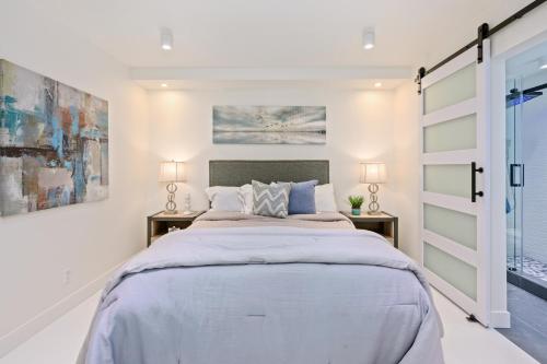 En eller flere senge i et værelse på Newport Beach Lux