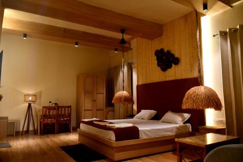 Кровать или кровати в номере Hotel Valna Estate Himalyan View Kausani By HRG