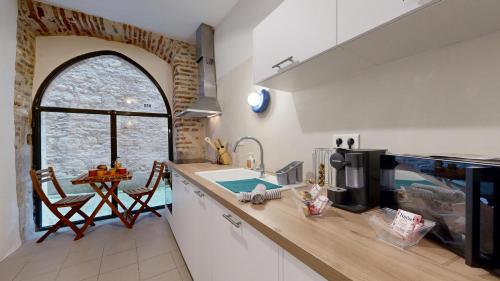 カオールにあるexpat renting - La Muse et Vous - Cozy - Wifiのキッチン(シンク付きカウンター、窓付)