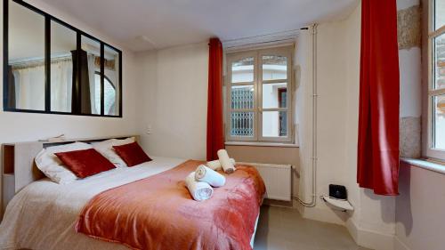 カオールにあるexpat renting - La Muse et Vous - Cozy - Wifiのベッドとタオル2枚のある寝室