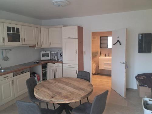 Una cocina con una mesa y sillas en una habitación. en Domus moerenpoort, en Tongeren
