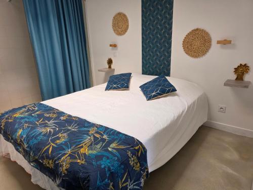 En eller flere senge i et værelse på Domaine de Massoulac