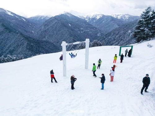 un groupe de personnes sur une remontée mécanique dans la neige dans l'établissement Shgedi Mestia, à Mestia