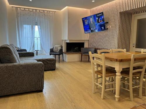 Et tv og/eller underholdning på Respiro - deluxe apartment - super central - only real beds - wifi airco TV65