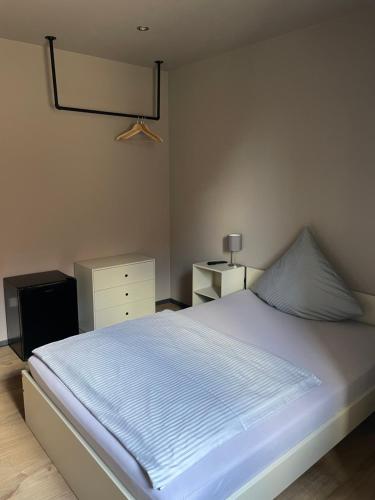 En eller flere senge i et værelse på Alpha Fremdenzimmer