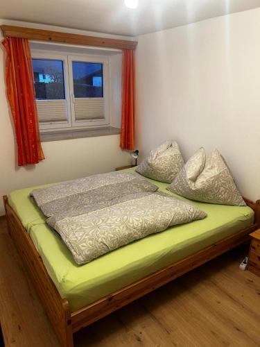 a bed in a bedroom with a window at Ferienwohnung Stabentheiner in Simmerlach