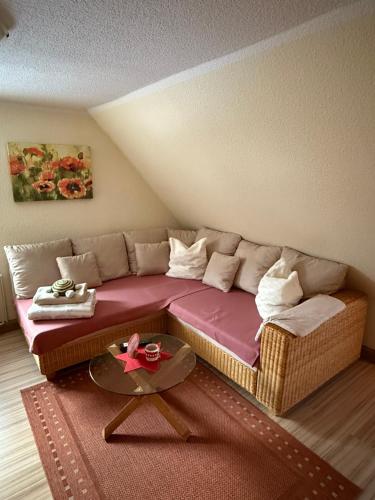 Ferienwohnung Hänel في Antonshöhe: كنب جالس في غرفة مع طاولة