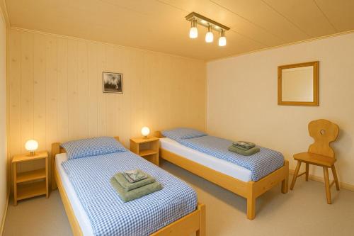 Postel nebo postele na pokoji v ubytování WEF Davos Alpine-Style Executive large Apartment