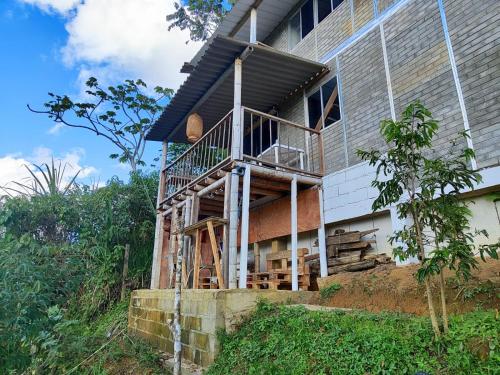 El LimónにあるBalcones de la montañaの丘の斜面に建てられている家