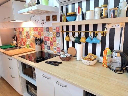 una cucina con piano di lavoro in legno e utensili di Boho House 5 camp Terme Catez with promotional tickets prices a Čatež ob Savi