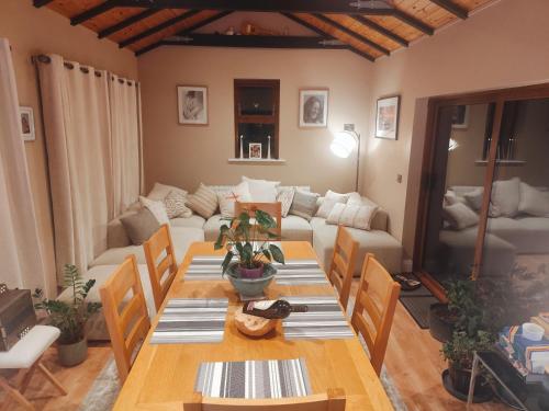 Radharc Sléibhe في Kilgarvan: غرفة معيشة بها طاولة وأريكة