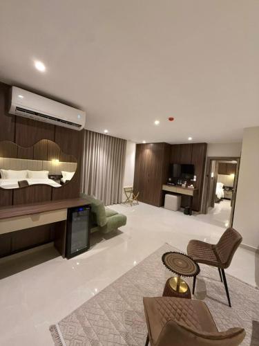 een grote woonkamer met een bank en een bed bij AL Hyatt Relax Hotel in Aqaba