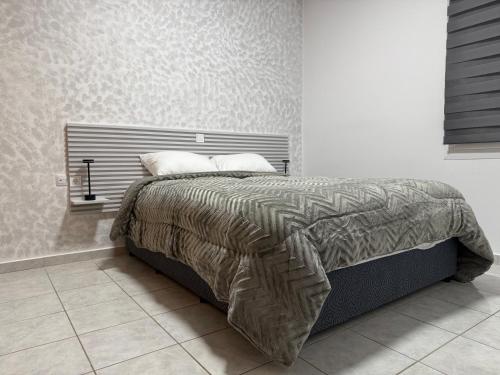 コウノピィディアーナにあるOneiro Apartmentのベッドルーム1室(ベッド1台、掛け布団、枕付)