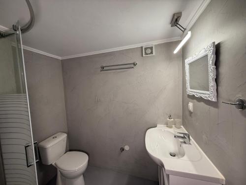 コウノピィディアーナにあるOneiro Apartmentの白いトイレと洗面台のあるバスルーム