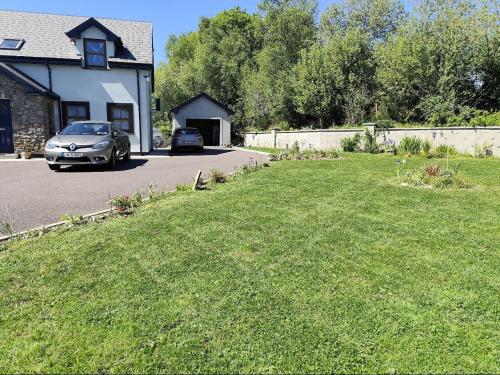 Radharc Sléibhe في Kilgarvan: سيارة متوقفة في ممر منزل