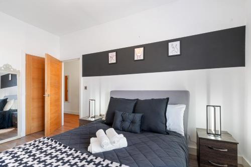 Postel nebo postele na pokoji v ubytování Mint Drive Luxury 2 Bed 2 Bath Gated Apartment