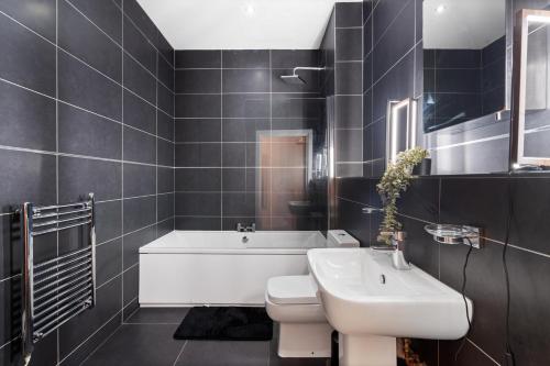 Koupelna v ubytování Mint Drive Luxury 2 Bed 2 Bath Gated Apartment