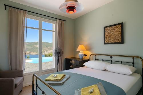 En eller flere senge i et værelse på Villa 'Maison Magnolia' with Infinity Pool & Sea View