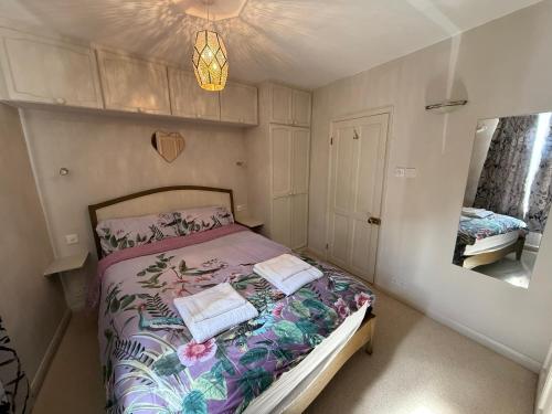 Postel nebo postele na pokoji v ubytování Victorian Cottage in Central Richmond