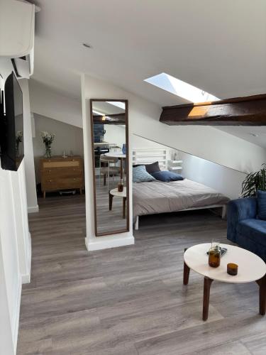 Cocon lumineux sous les toits de Nice