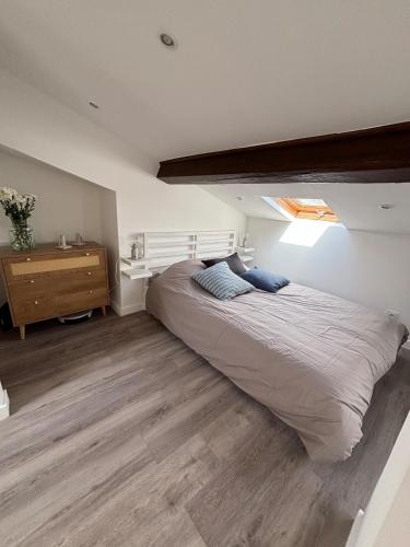 Cocon lumineux sous les toits de Nice
