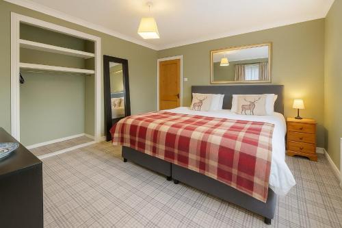 Giường trong phòng chung tại Overscaig House - The Annexe