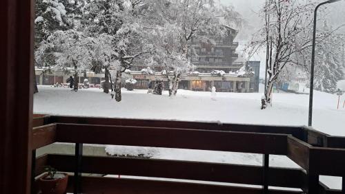 Très joli studio au centre de la station v zimě