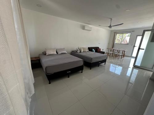 Rúm í herbergi á Hotel Bella Tamarindo Guanacaste