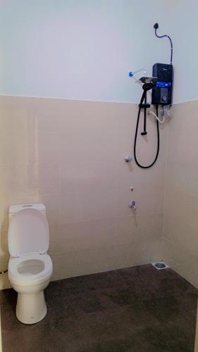 un baño con inodoro y ducha en Amani Lakeside, en Panadura