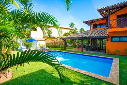 una casa con piscina en el patio en Casa Andrea, en Praia do Forte