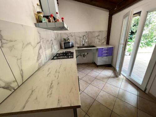 にあるRelax private villa and car park lago nemiのシンクとカウンタートップのあるキッチン