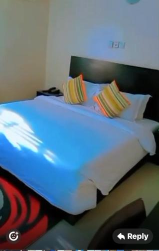 Ένα ή περισσότερα κρεβάτια σε δωμάτιο στο Sentinels Apartment and Suites by STEFANOS