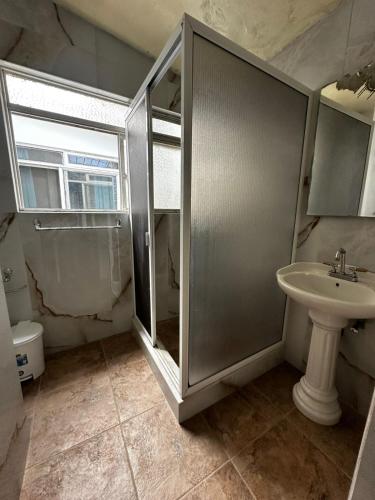 een badkamer met een douche en een wastafel bij Casa en Cuernavaca Morelos in Cuernavaca