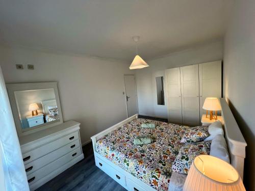 Ein Bett oder Betten in einem Zimmer der Unterkunft Naval Beach Apartment