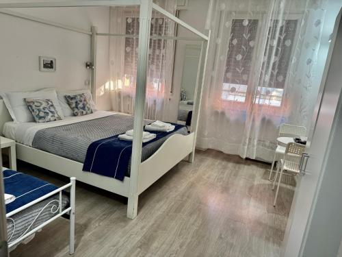 een slaapkamer met een hemelbed en een spiegel bij Residenza Borgo Trento SUNDAY in Verona