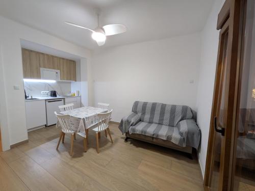 een woonkamer met een tafel en een stoel bij Luna del este in Peñíscola