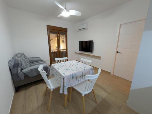 een kamer met een tafel en stoelen en een bed bij Luna del este in Peñíscola