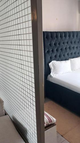 En eller flere senge i et værelse på Tsavo Brian