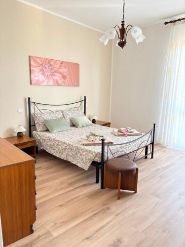 een slaapkamer met een bed en een stoel erin bij Oltre le mura in Montefalco