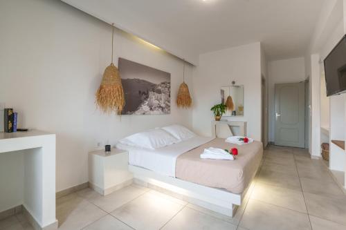 Sandy's Paradise في بيريسا: غرفة نوم بسرير ابيض يوجد عليها حيوان محشو