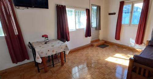 een kamer met een tafel en een aantal ramen bij Achalay in Bialet Massé