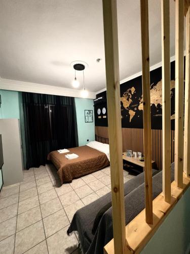 a bedroom with a bed and a desk in a room at Folia studio Φωλιά στούντιο - myHomee in Xanthi