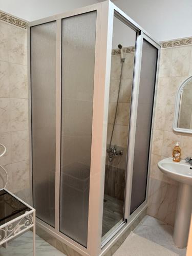 丹吉尔1 Minute from Beach, Sea View Apartment in Tangier city centre的浴室配有淋浴和洗手池