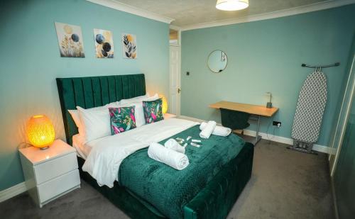 Voodi või voodid majutusasutuse 4 Bedroom Heathrow Stockley park M4 & Free Parking toas