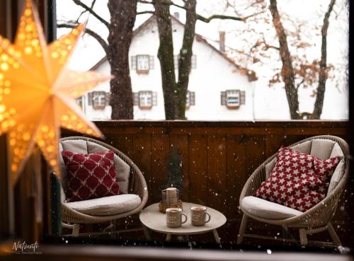 Posezení v ubytování Charmante Altbauwohnung mit Flair in Polling