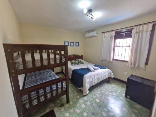 En eller flere senge i et værelse på Solar dos Reis