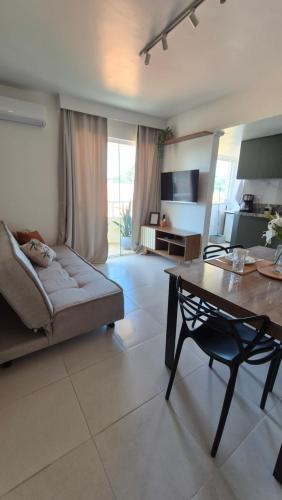 Apê a 100m do mar com piscina no condomínioにあるテレビまたはエンターテインメントセンター