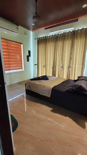 Postel nebo postele na pokoji v ubytování Riverfolk Stays