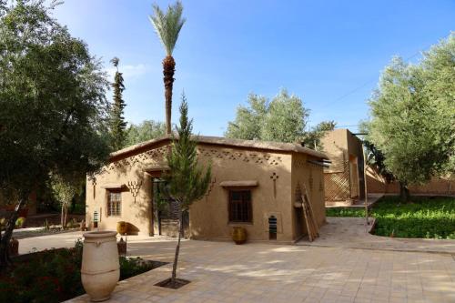 Byggingin sem tjaldsvæðið er í